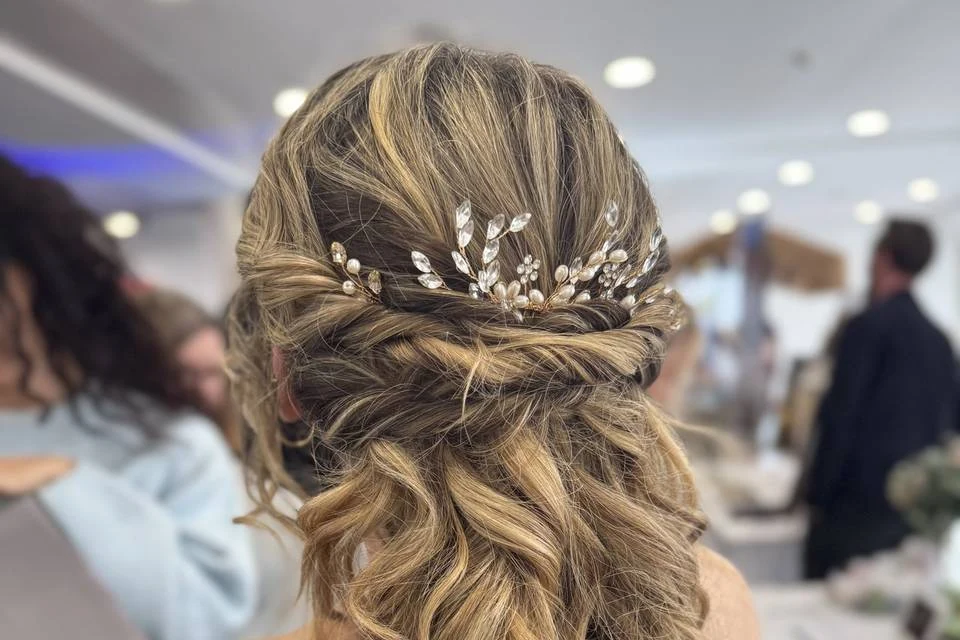 Half-up bridal hairstyle with pearl accessories